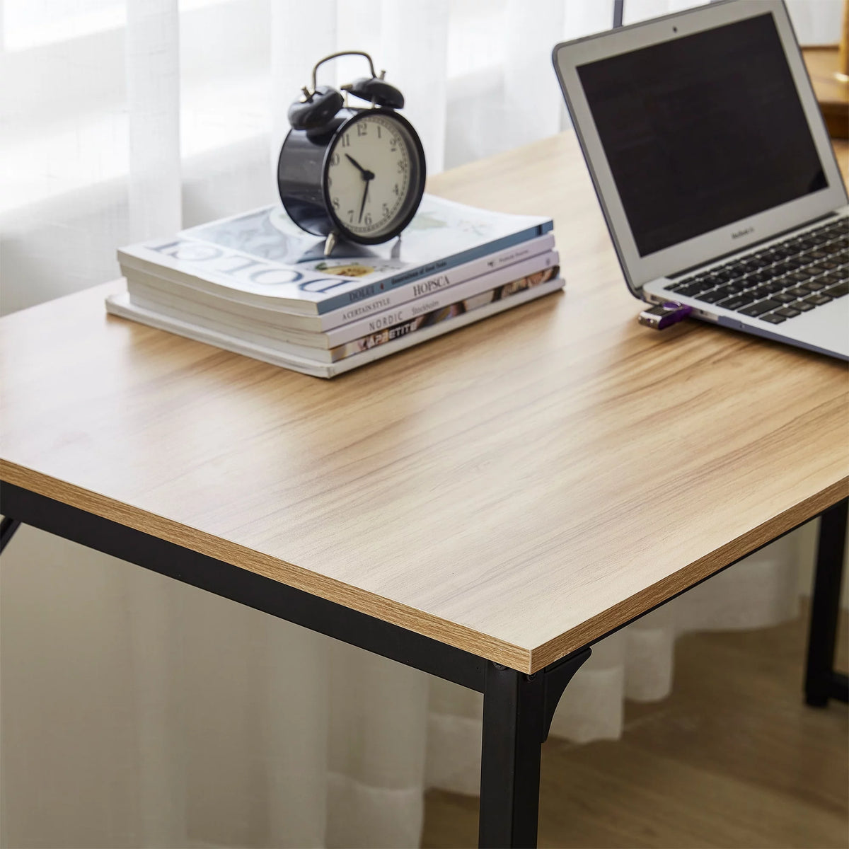 Desk with Extra Tabletop Space P886