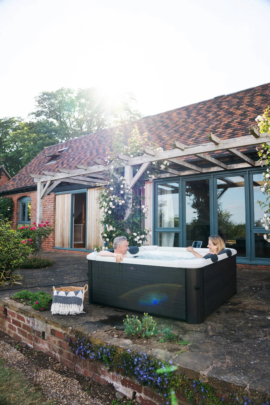 Square 6 Person Hot Tub & Spa with 140 Jets Q7158
