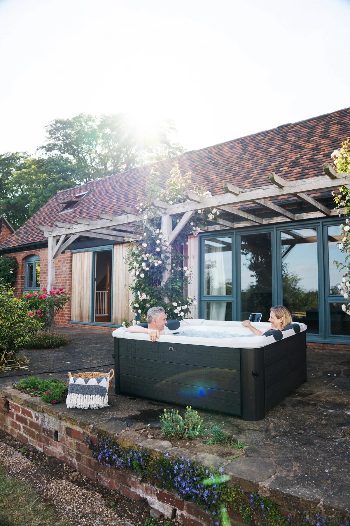 Square 6 Person Hot Tub & Spa with 140 Jets Q7158