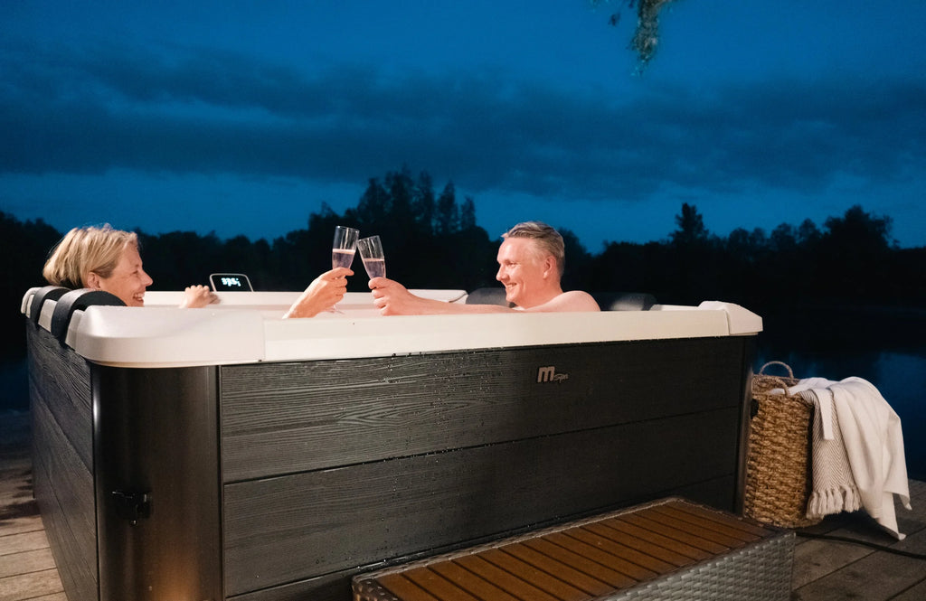 Square 6 Person Hot Tub & Spa with 140 Jets Q7158