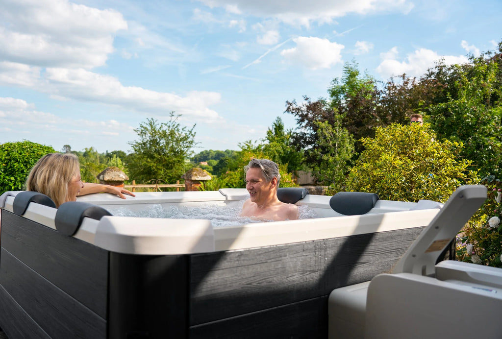 Square 6 Person Hot Tub & Spa with 140 Jets Q7158